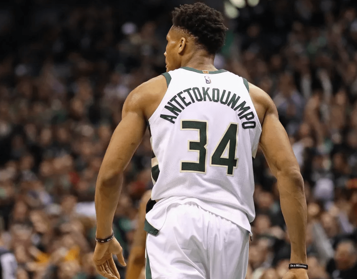 球队取胜后送亚泰降级，海牛球迷在退场时高喊“亚泰降级啦”